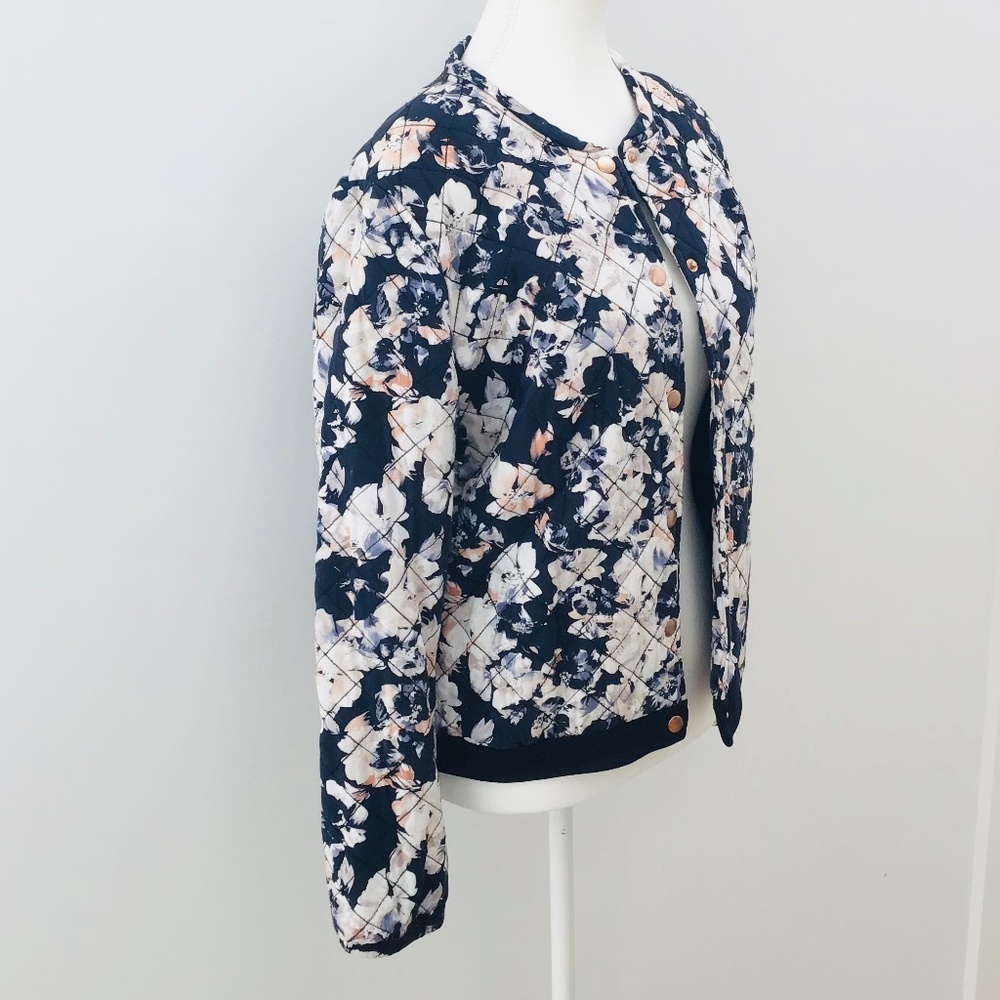 SOAKED IN LUXURY size M/L quilted jacket with blue/white/rose floral pattern - Picture 7 of 14
